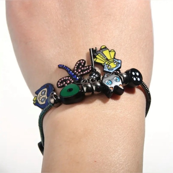 ✨New✨- Coraline Charm Bracelet - Picture 6 of 7
